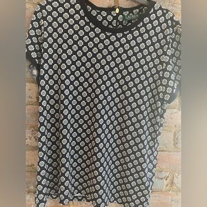 CLEARANCE!!!Short sleeve dressy casual top. Pre owned.